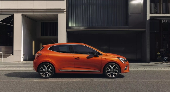 Prin programul de credit auto "Prima Mașină", îți poți  achiziționa un Renault numai al tău!